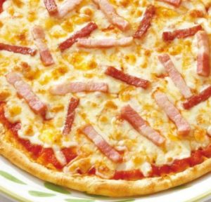 サイゼリヤ 「パンチェッタとサラミのピザ」